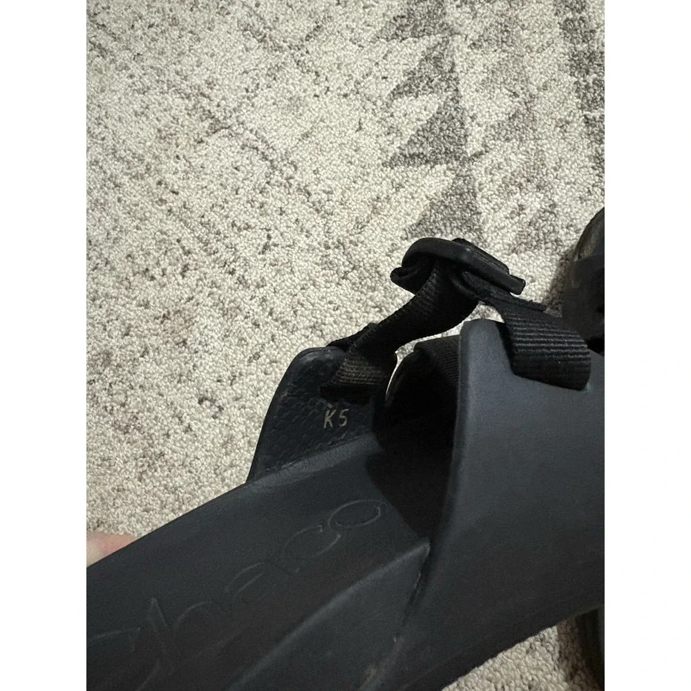 Kids Black Chaco Chillos Slide Sandals Size 5